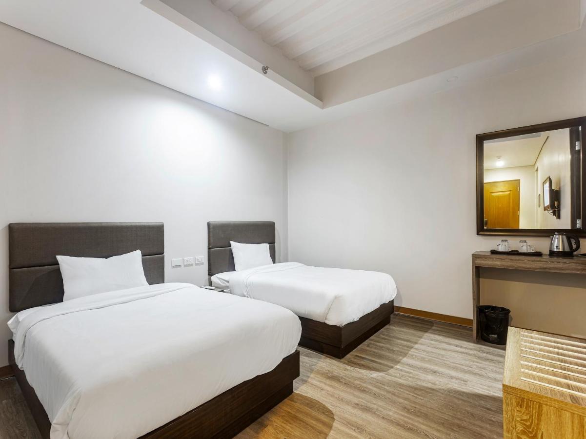 Airo Hotel Manila Exterior photo
